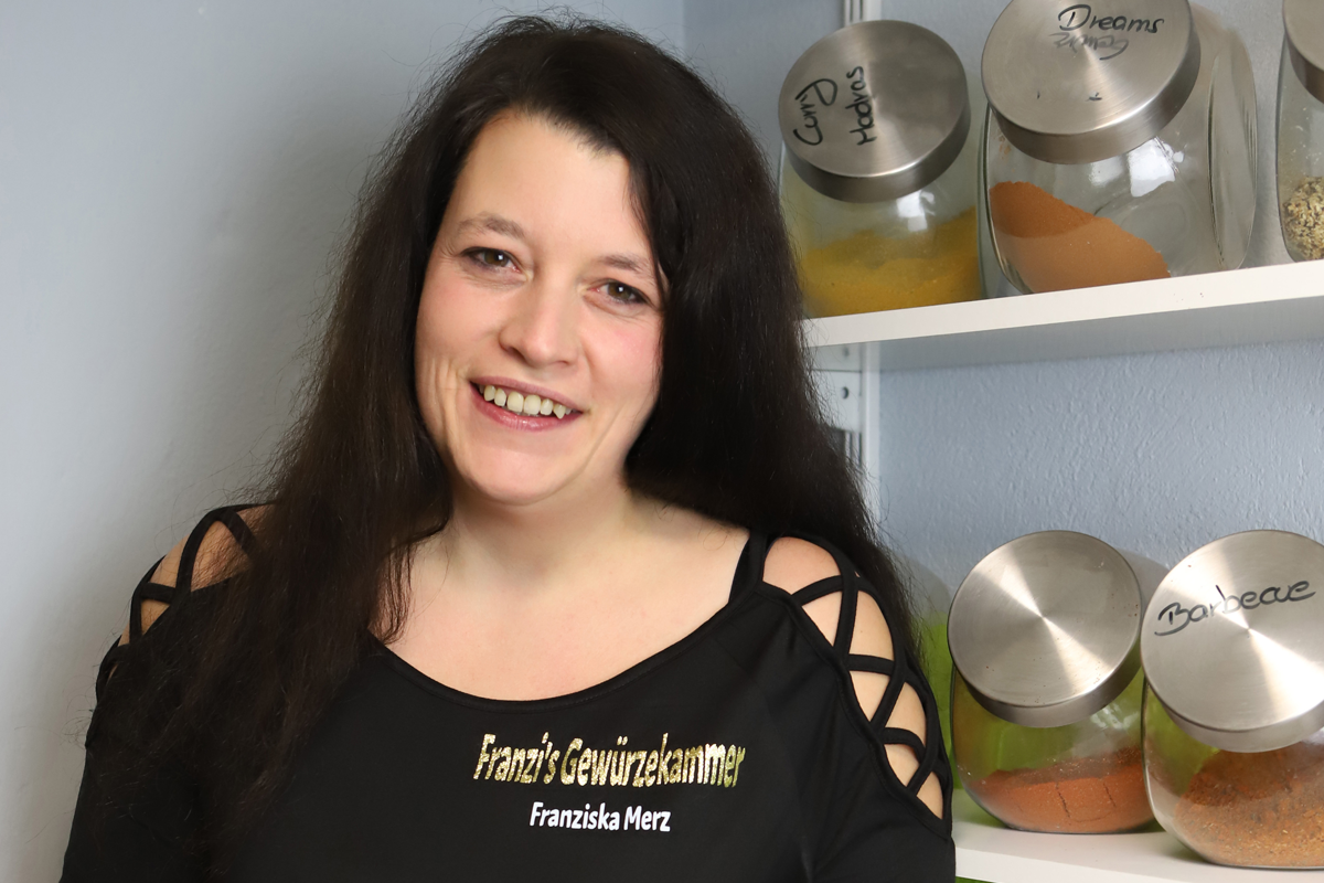 Franzi in ihrer Gewürzekammer